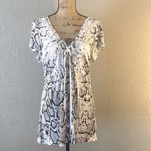 Short Sleeve Snakeskin Design Blouse Black and White V-Neck Size 1X